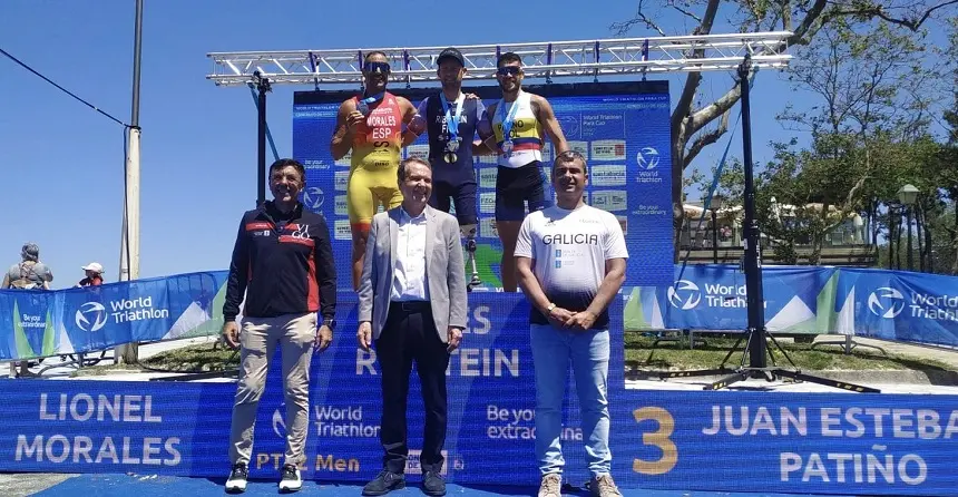 El atleta lanzaroteño en el podio de la prueba.