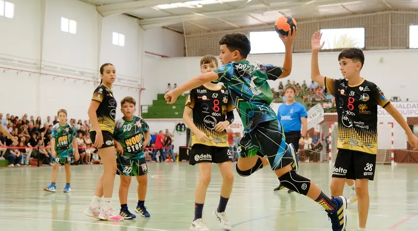Jugador del Zonzamas realizando un lanzamiento en la final del campeonato de Canarias alevin.