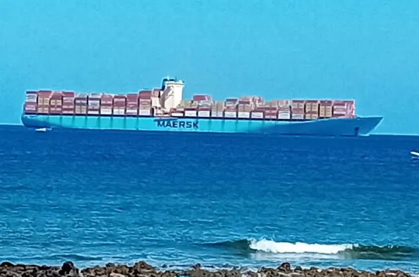 Imagen del portacontenedores acercando a los inmigrantes a la costa de Lanzarote