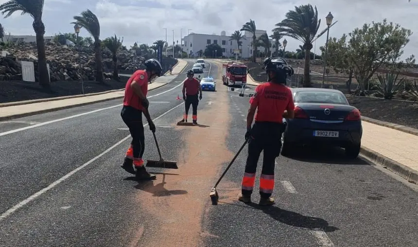 Los bomberos se tuvieron que emplear a fondo para recomponer la zona