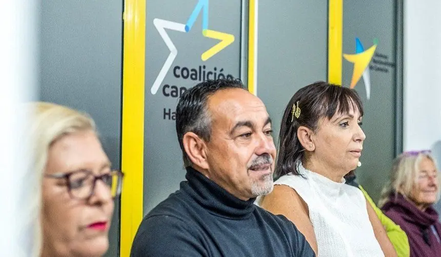 Víctor Robayna en la sede de su partido en Haría.