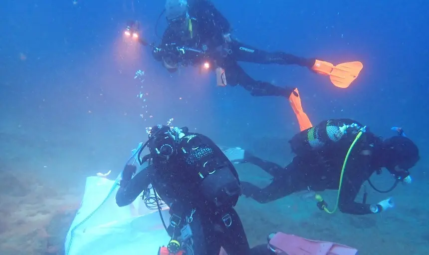 Limpieza de los fondos marinos de Arrecife durante este pasado fin de semana. Integrantes del Club Pastinaca, que colaboró en esta limpieza, limpiando los fondos