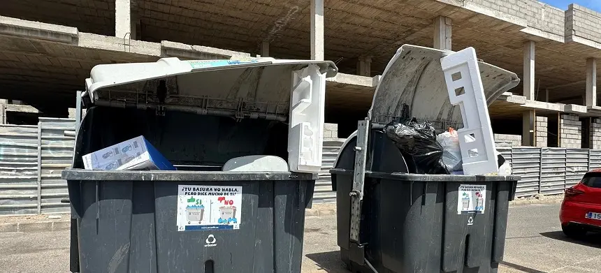 Imagen de contenedores en mal estado en Arrecife.