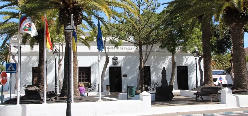 Fachada del Ayuntamiento de Yaiza.