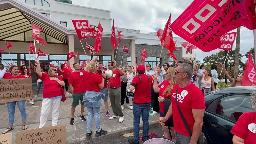 Imagen de los trabajadores a las puertas del centro sanitario.