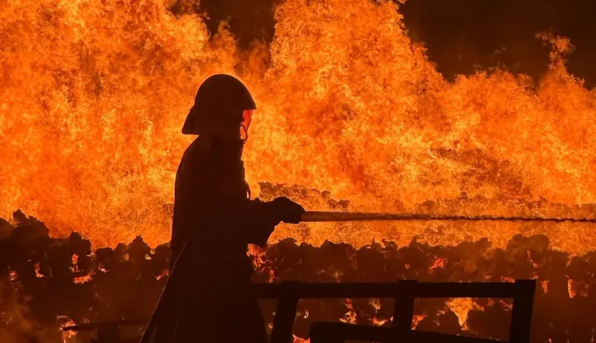 Bomberos del Consorcio de Seguridad y Emergencias controlando las llamas.