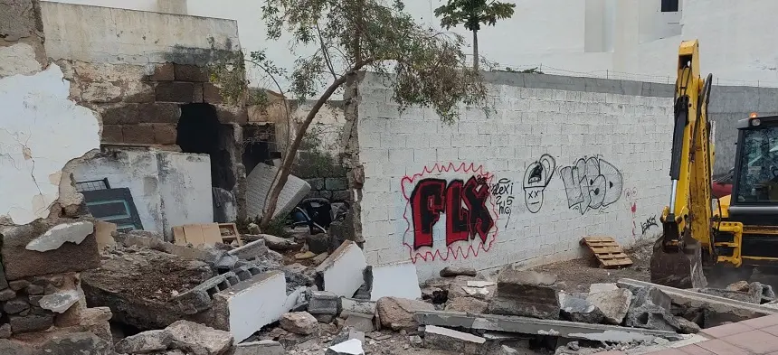 El Ayuntamiento de Arrecife derriba una casa vieja por seguridad, y evitar sea un  foco de okupas . Maquinaria municipal trabajando hoy 