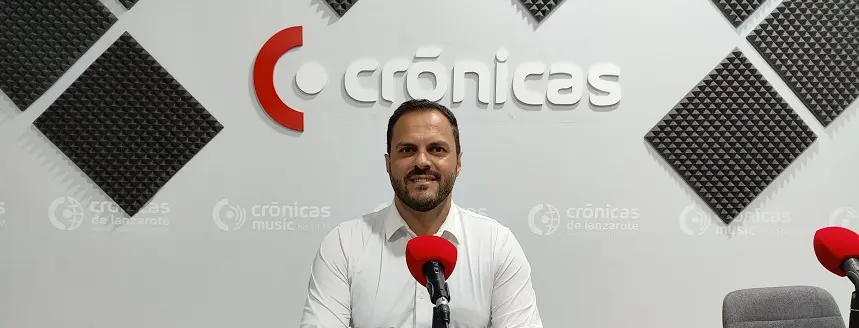 Yonathan de León en los estudios de Crónicas Radio.