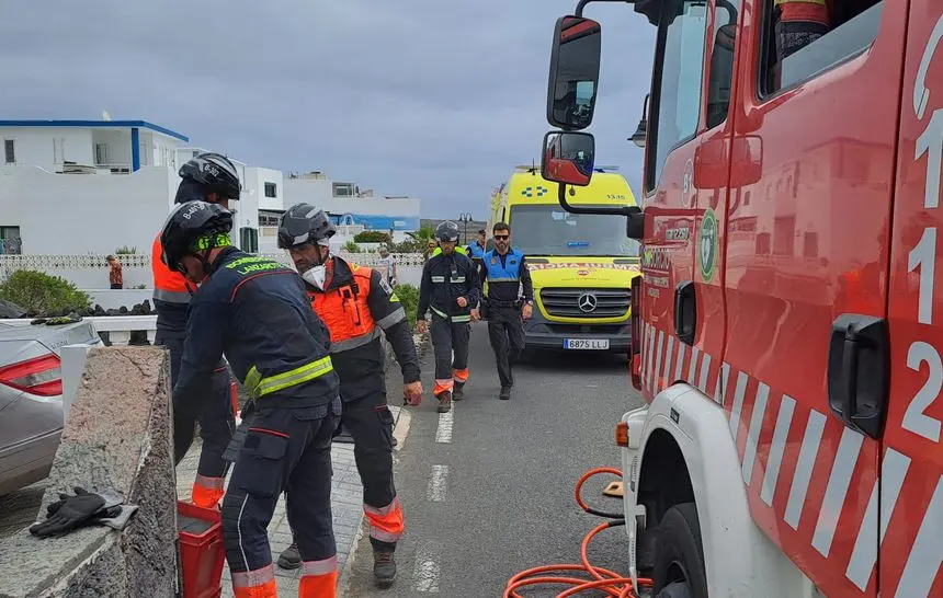 Imagen de la actuación de los bomberos y de la Policía Local.