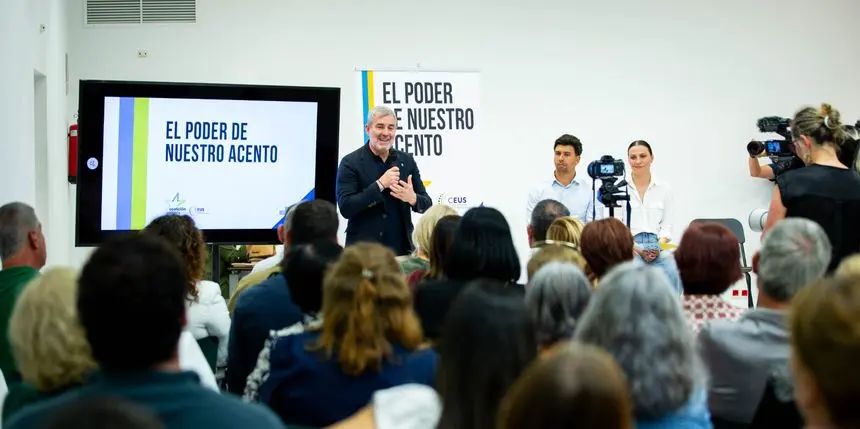Fernando Clavijo este miércoles por la noche hablando a sus compañeros de partido.
