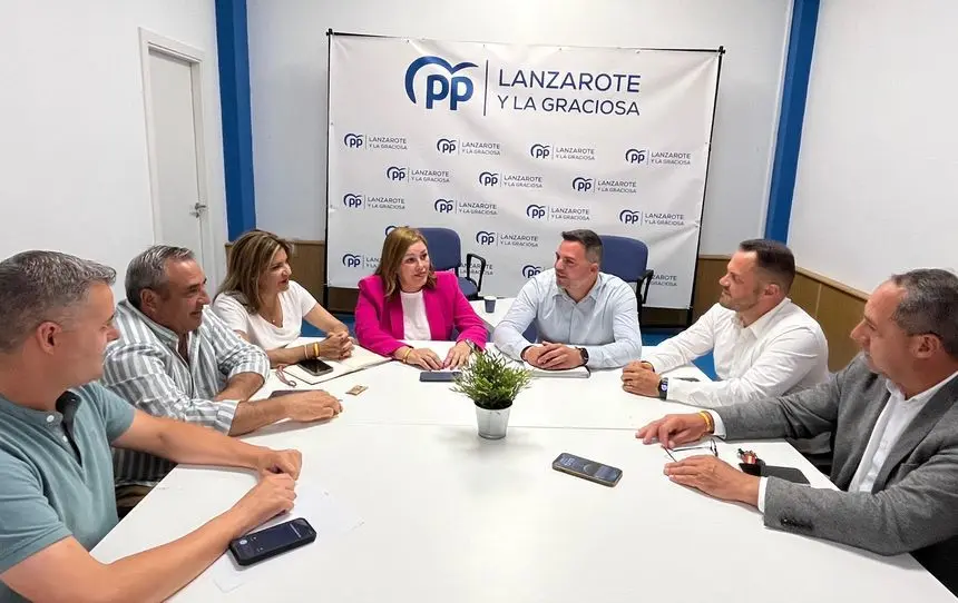 Imagen de archivo de un  encuentro mantenido por los máximos representantes del PP en Lanzarote.