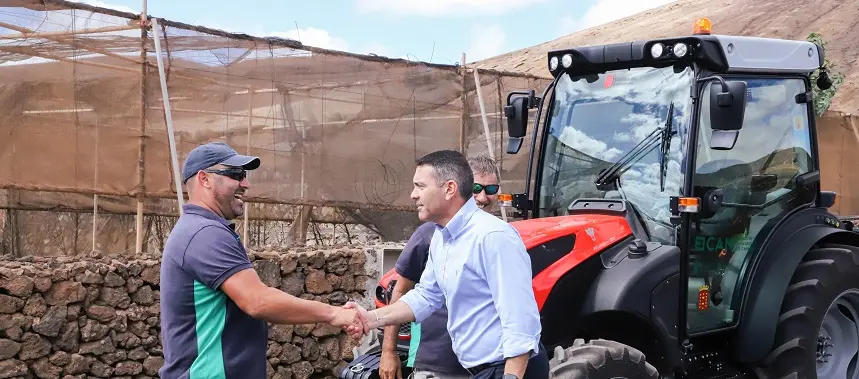 Oswaldo Betancort visitando una granja agricola.