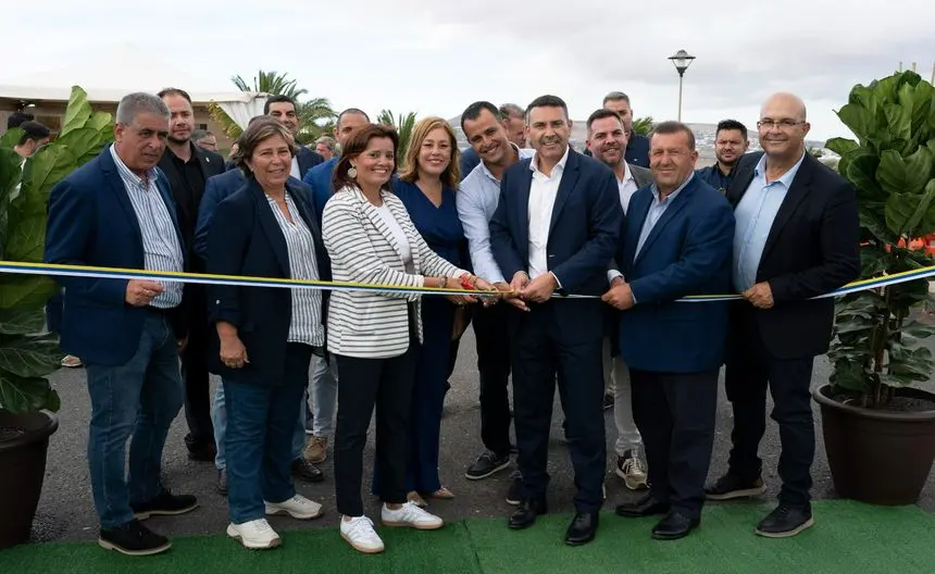 Imagen de la inauguración oficial con el presidente del Cabildo y la alcaldesa de Teguise en primer plano.