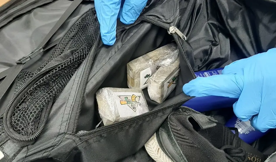 Hachís incautado por la Guardia Civil dentro de la maleta.