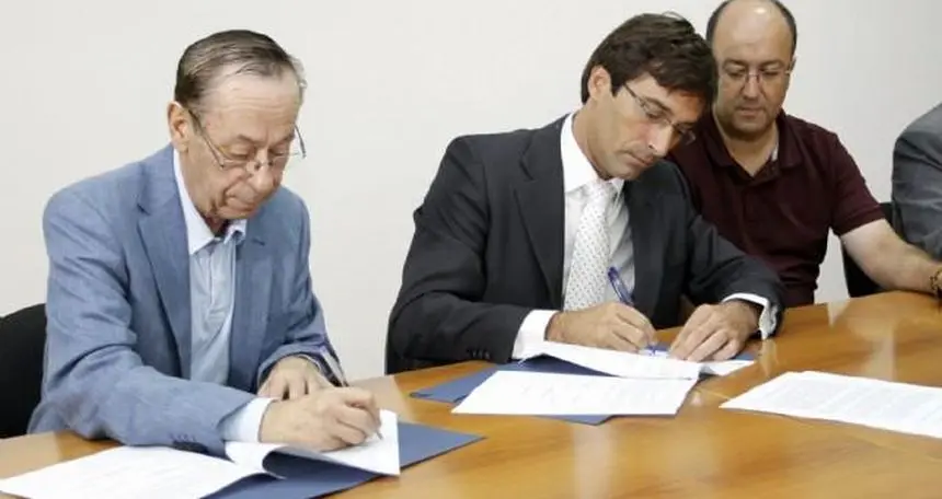 Antonio Coll con Pedro San Ginés durante la cesión del archivo fotográfico al Cabildo de Lanzarote.