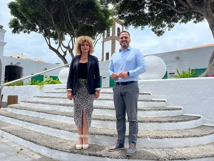 El alcalde de Arrecife y la concejala de Turismo y Comercio informan de la puesta en marcha del proyecto para reabrir La Recova como Mercado de Abastos con nueva oferta gastronómica 