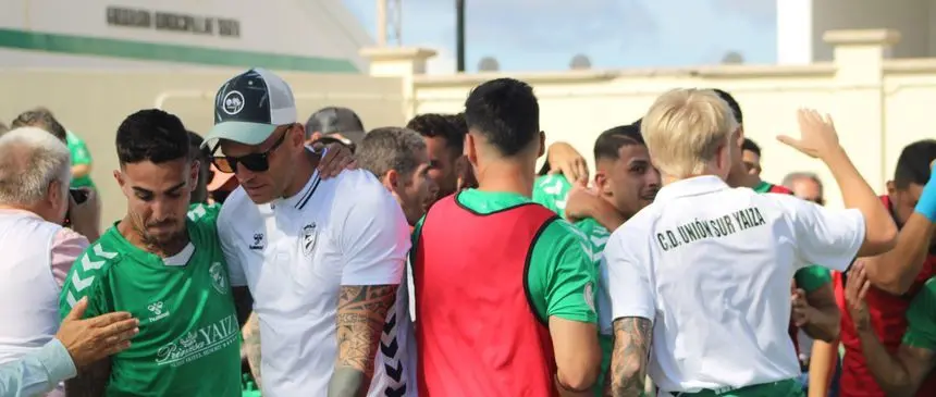 Los jugadores y el cuerpo técnico durante la celebración de la importante victoria que cierra una gran temporada en Canarias