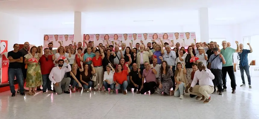 Imagen de los socialistas este domingo en su sede.