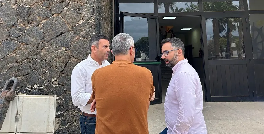 Oswaldo Betancort junto a Marci Acuña y Echedey Eugenio.