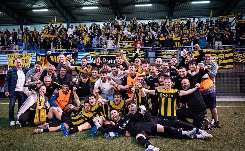 Imagen del Portugalete celebrando su temporada con la afición.
