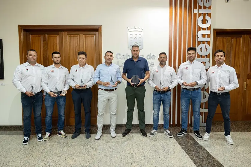 Recepción de los bomberos del equipo de rescate.