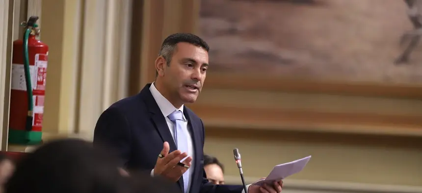 Oswaldo Betancort en el Parlamento de Canarias.