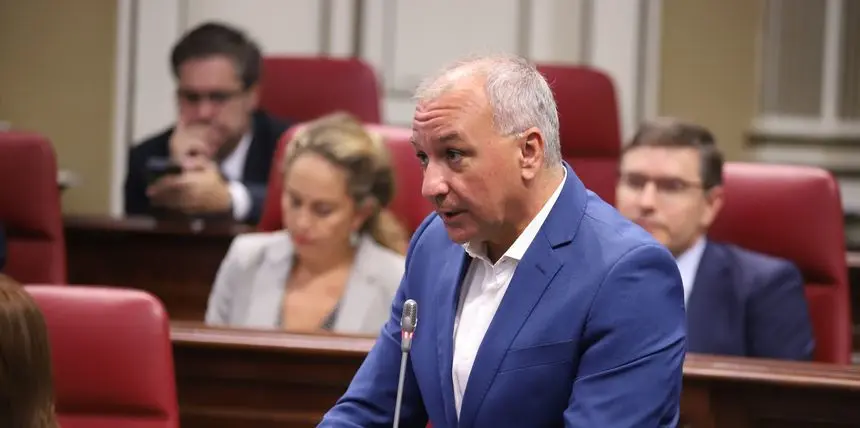 Luis Campos este martes durante su intervención en el Parlamento autonómico.