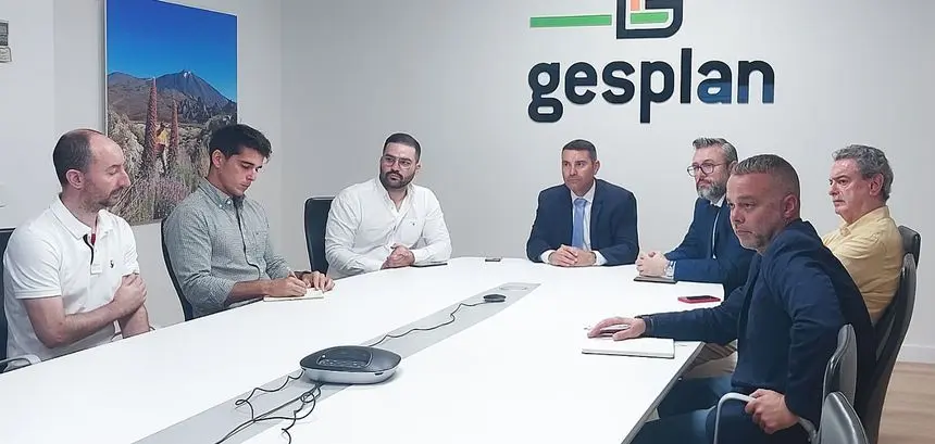 Oswaldo Betancort y Jesús Machín con los componentes de Gesplan.