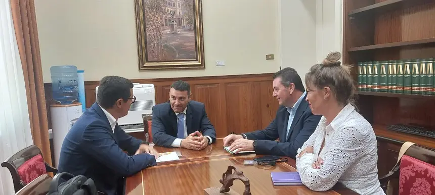 Chaxiraxi Niz y Ambrosio Viñoly en el Parlamento de Canarias.