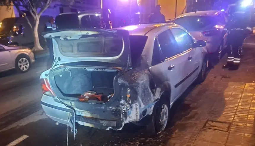 Estado en el que quedó el vehículo que ardió en la calle La Fermina.