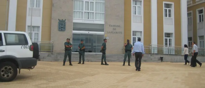 Agentes de la UCO de la Guardia Civil custodiando la entrada del Cabildo de Lanzarote el día que se iniciaron los registros por el caso Unión.
