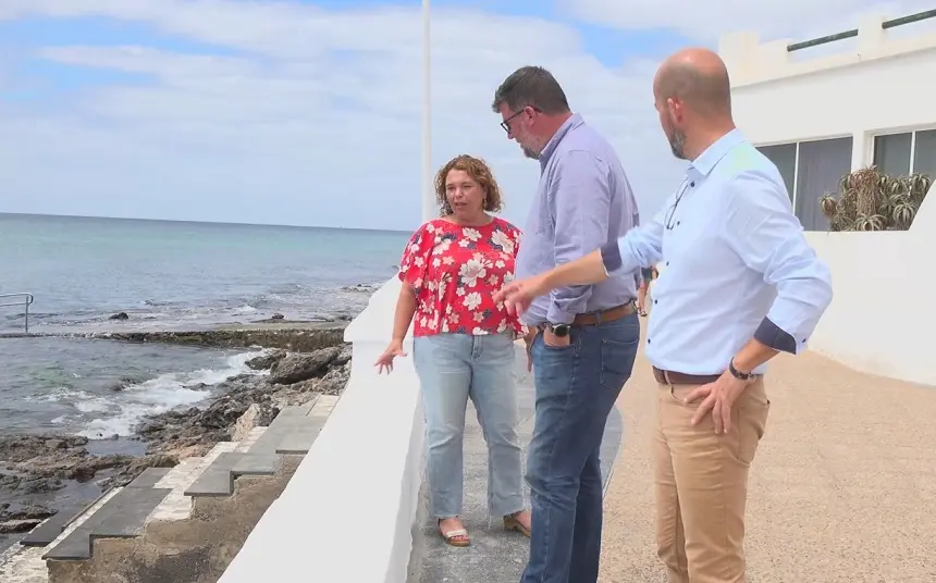 Isidro Pérez junto a Marlene Romero y Raúl de León en la avenida de Playa Honda.