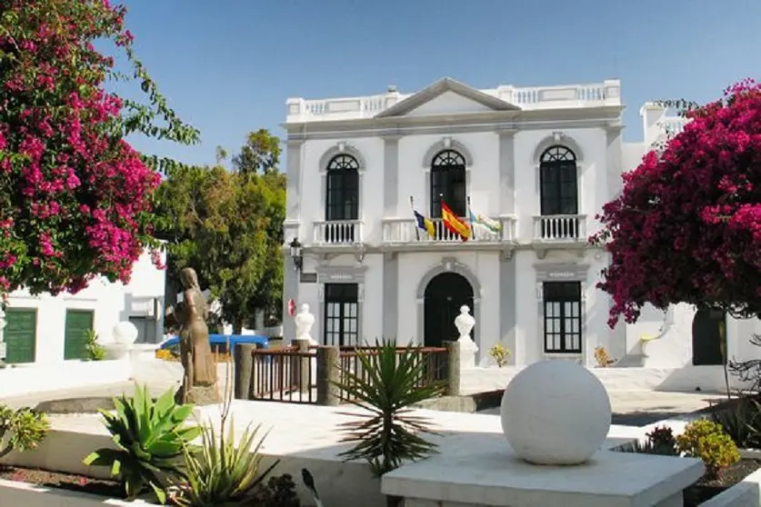 Fachada del Ayuntamiento de Haría.