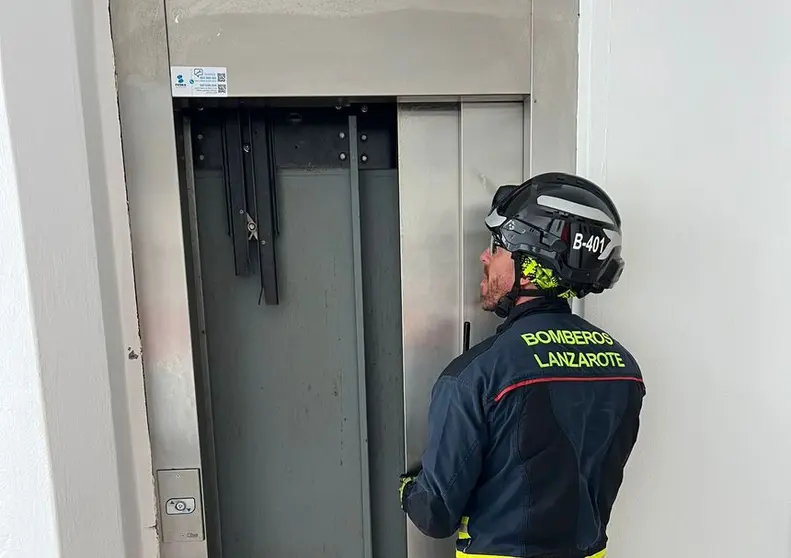 Instante en el que lograron abrir la puerta los bomberos del Consorcio