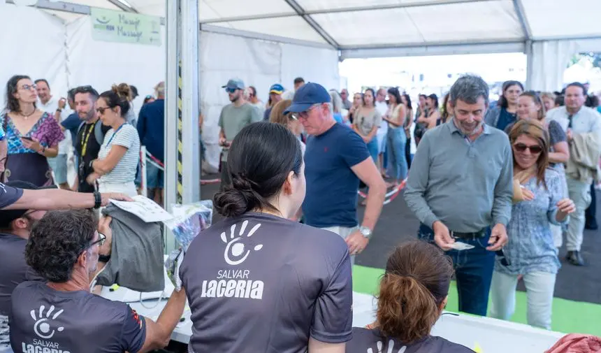 Uno de los momentos de la llegada del público a las instalaciones montadas en Uga para la ocasión