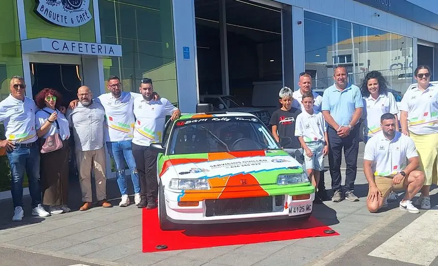Momento de la presentación del vehículo con los pilotos, la familia, alguno de los patrocinadores y el consejero de Deportes del Cabildo de Lanzarote