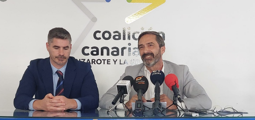 Pedro San Ginés sonriente en una de las ruedas de prensa que ha dado tras ganar uno de los numeroso procesos judiciales en los que ha logrado salir adelante. A su lado su abogado, David Monte.
