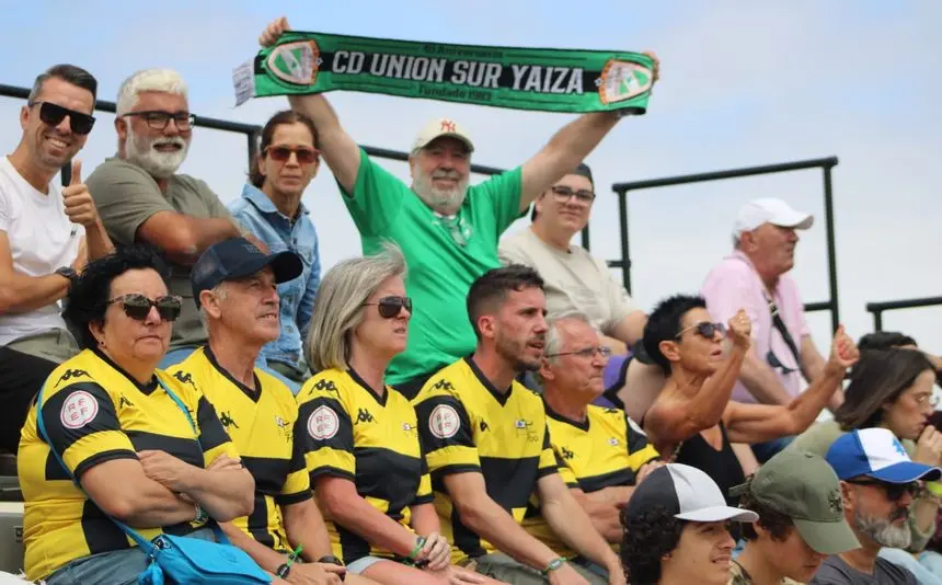 Imagen de los aficionados del Portugalete en la grada del campo del Yaiza