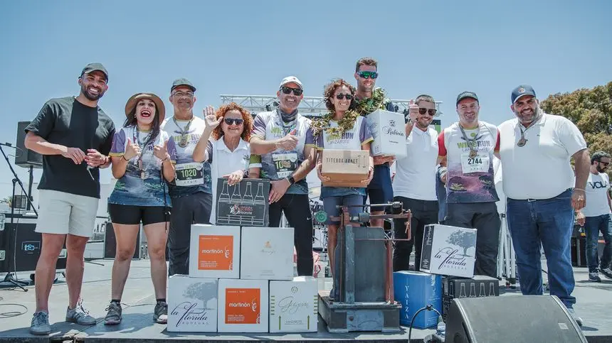 Imagen de los ganadores en el podio con las autoridades locales, entre ellos el presidente del Cabildo, Oswaldo Betancort, y el alcalde de Yaiza, Óscar Noda