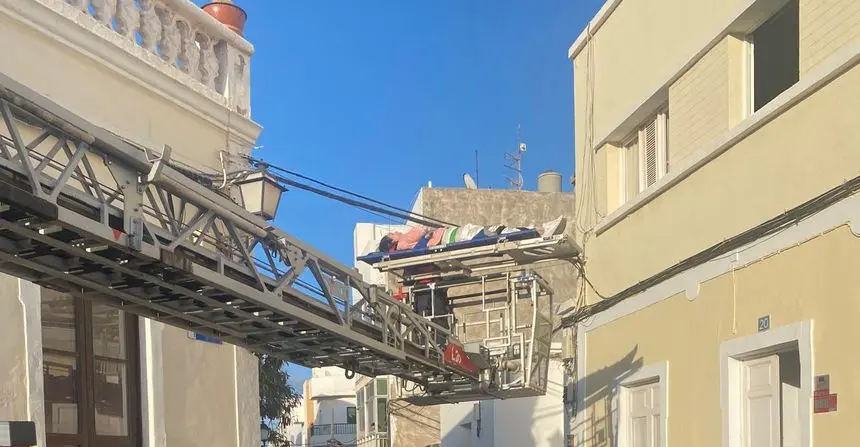 Momento del delicado traslado de la persona enferma.