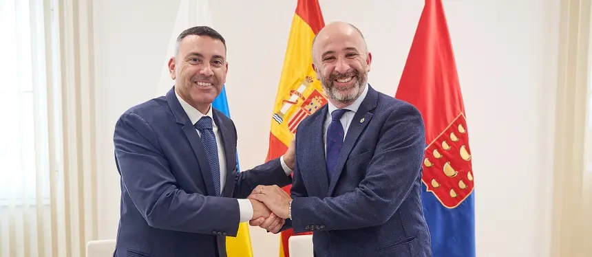 Oswaldo Betancort junto al ministro de Uruguay.