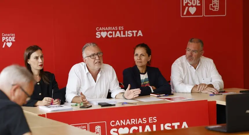 Ángel Víctor Torres este lunes hablando a sus compañeros de partido