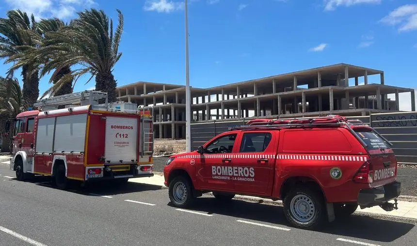 Momento de la llegada de los bomberos a la obra de Costa Teguise en la que se ha producido el accidente
