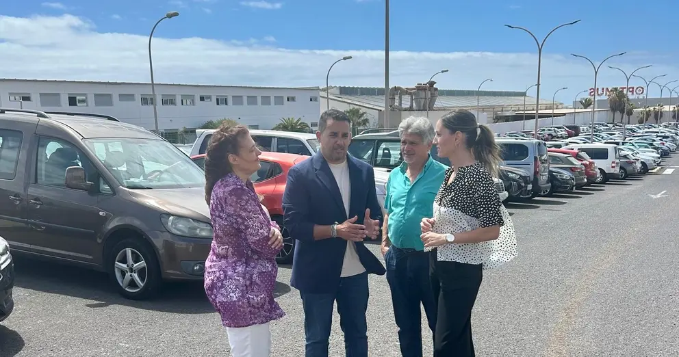 Miembros de NC en el parking del hospital
