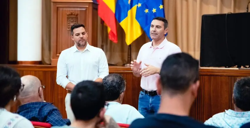El presidente del Cabildo y el vicepresidente en la reunión que mantuvieron con los vecinos de El Golfo
