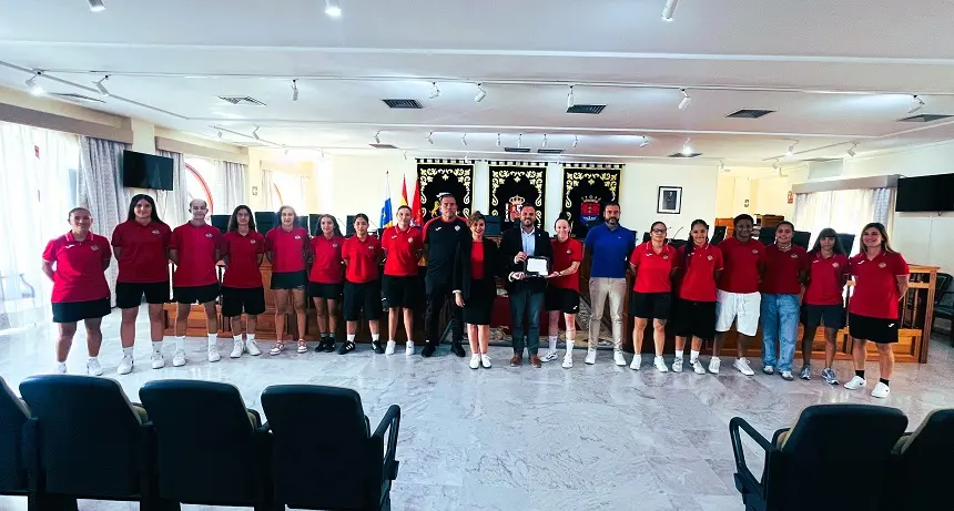 Arrecife recibe en el salón de plenos a las nuevas ganadoras del Orientación Marítima .