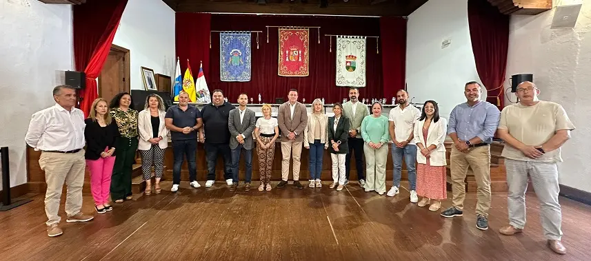 Miembros de todos los grupos políitcos con representación en el Pleno junto a componentes de la AS Creciendo