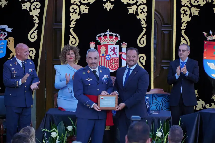 los honores institucionales aprobados por el pleno al Mando Aéreo de Canarias, al Aeródromo Militar de Lanzarote y al EVA 22 . Momento de la entrega de reconocimientos