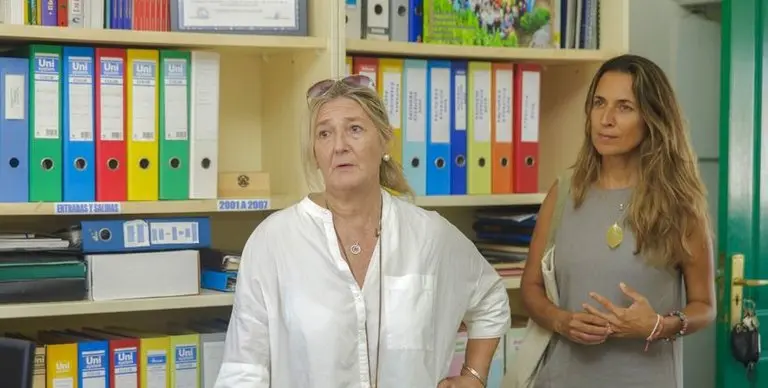 Carmen Pellón con la concejal de Educación de Teguise, Mar Boronat.