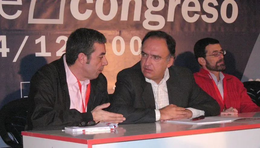 Manuel Fajardo en el centro de la imagen hablando con Carlos Espino cuando ambos dirigían el PSOE en los tiempos en los que saltó la Operación Unión. Al fondo Joaquín Caraballo durante la celebración de un congreso insular